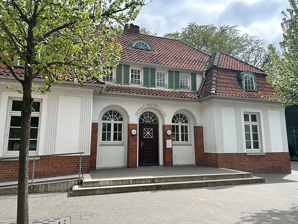 Schulgebäude mit roten Dachziegeln