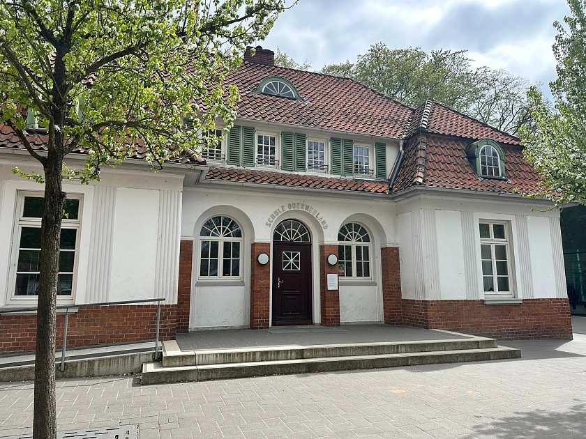 Schulgebäude mit roten Dachziegeln