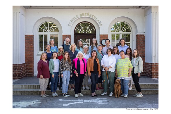 Das Kollegium der der Schule Oberneuland steht vor dem Verwaltungsgebäude