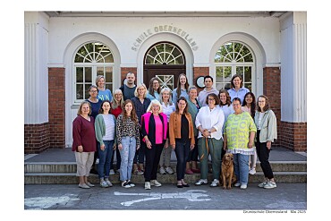 Das Kollegium der der Schule Oberneuland steht vor dem Verwaltungsgebäude