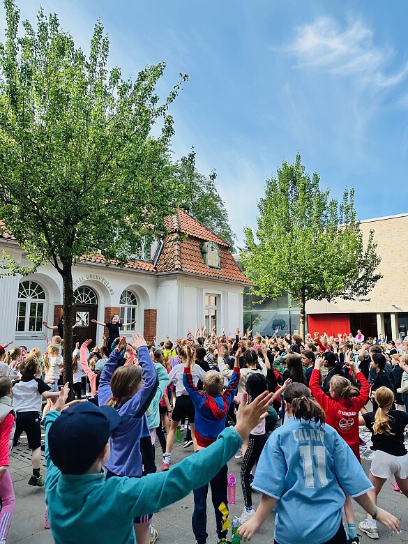 400 Kinder die sich für das Sportfest warm machen